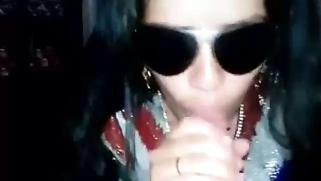 Узбекская шлюха берет в рот член